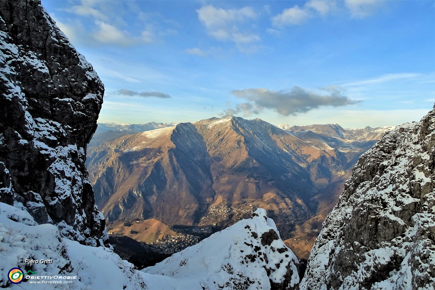 83 Altra vista sulla conca di Oltre il Colle e i suoi monti dal canale della Ferrata Maurizio.JPG